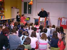 Enzo Trigiani spiega agli scolari il significato di Zeronove